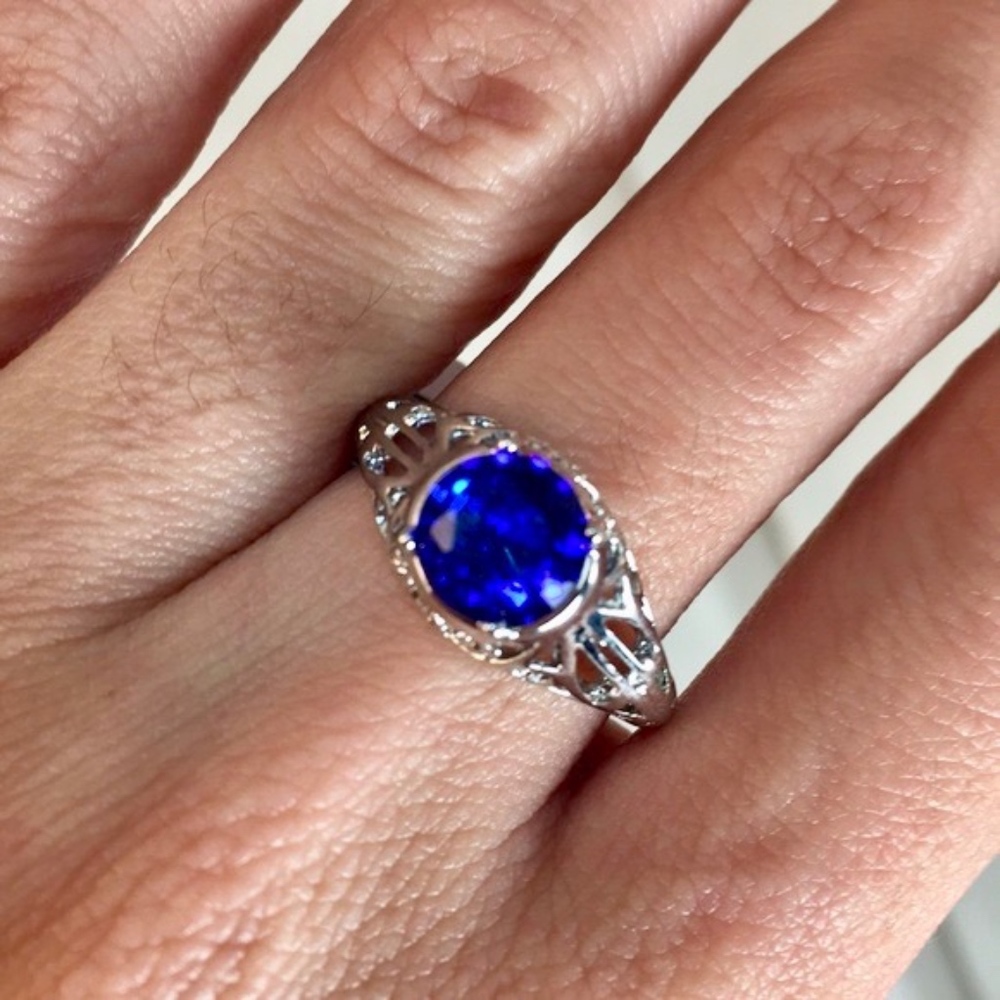 Stunning Blue Sapphire Ring in Silvertone Size 8 - Picture 2 of 5